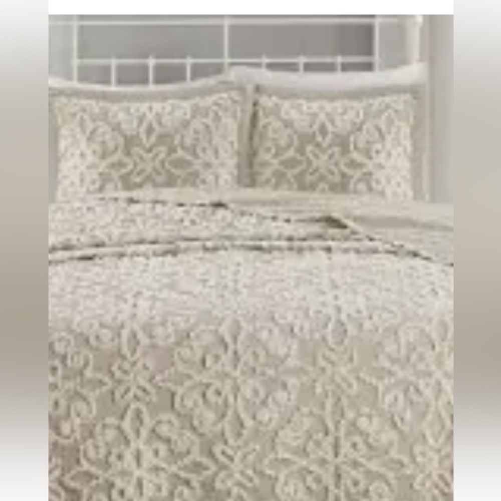 Madison Park white and taupe chenille King Bedding Set